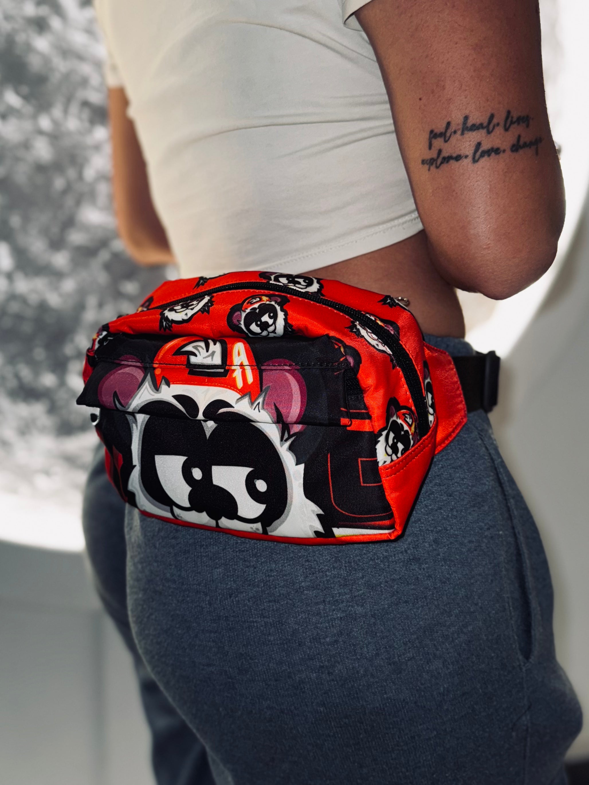 RIÑONERA PANDA ROJA O NEGRA